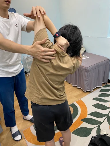 帶客人做肩膀伸展