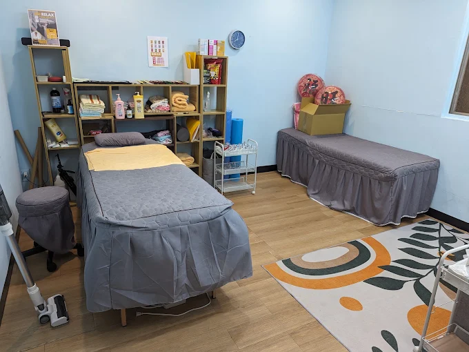 按摩室，有按摩床與伸展工具